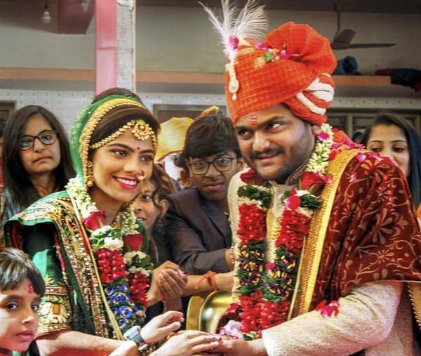 ഗുജറാത്തിലെ പട്ടേല്‍ സംവരണ പ്രക്ഷോഭ നേതാവ് ഹാർദിക് പട്ടേൽ വിവാഹിതനായി