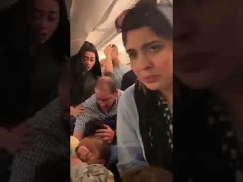 ലഗേജ് വെയ്ക്കുന്നതിനെച്ചൊല്ലി തര്‍ക്കം; കുടുംബത്തെ വിമാനത്തില്‍ നിന്ന് പൊലീസ് ബലം പ്രയോഗിച്ച് പുറത്തിറക്കി; വീഡിയോ