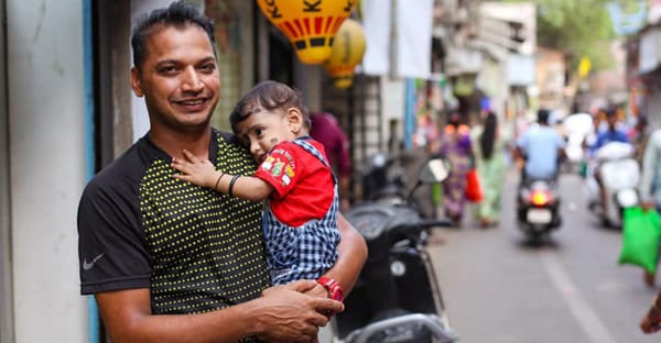 ഞാൻ വീട്ടിലിരിക്കുന്ന ഒരച്ഛനാണ്; കുഞ്ഞിനെ നോക്കാന്‍ ജോലി ഉപേക്ഷിച്ച അച്ഛൻ : വൈറലായി കുറിപ്പ്