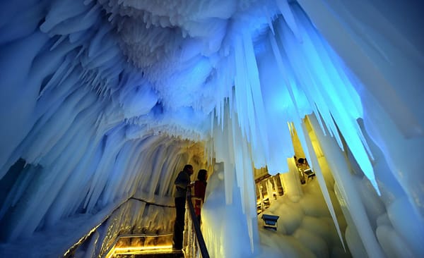 ഒരിക്കലും ഉരുകാത്ത മഞ്ഞു പാളികളുള്ള ചൈനയിലെ  നിഗ്‌വു ഗുഹ