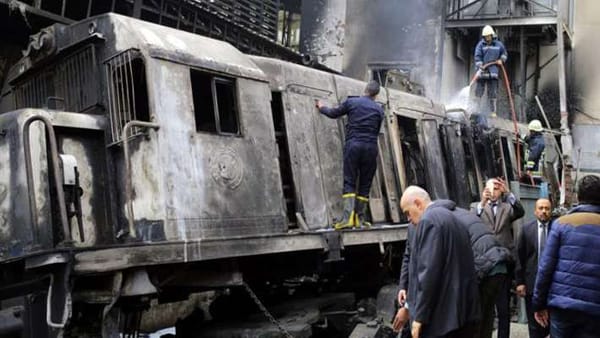 കെയ്റോ റെയിൽവേ സ്റ്റേഷനിൽ ട്രെയിനിടിച്ച് തീപിടുത്തം: 25 പേർ മരിച്ചു