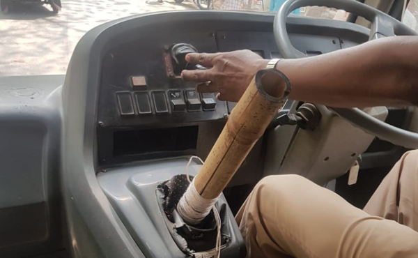 സ്‌കൂള്‍ ബസില്‍ ഗിയര്‍ ലിവറിന് പകരം മുള വടി; മുംബൈയില്‍ സ്‌കൂള്‍ ബസ് ഡ്രൈവര്‍ അറസ്റ്റില്‍