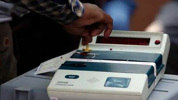 കൈപ്പത്തിക്ക് കുത്തുമ്പോൾ താമര തെളിയുന്നു; വോട്ടിങ് യന്ത്രങ്ങള്‍ക്ക് വ്യാപക തകരാര്‍