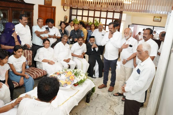 ഉമ്മൻചാണ്ടിയുടെ ഭൗതികശരീരം ജഗതിയിലെ പുതുപ്പള്ളി ഹൗസിലെത്തിച്ചു