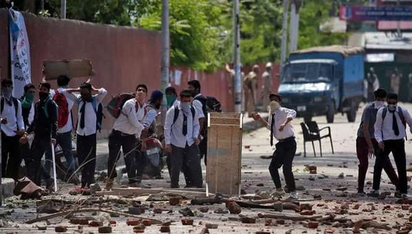 കാശ്മീരില്‍ മൂന്ന് വയസുകാരിയ്‌ക്കെതിരായ ലൈംഗികാതിക്രമം; തെരുവിലിറങ്ങി പ്രതിഷേധിച്ച് ജനം