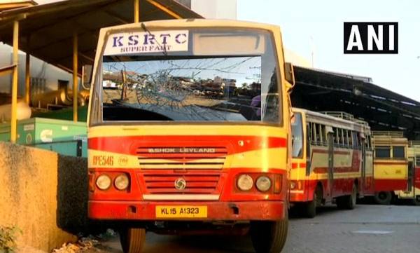 ഹര്‍ത്താലില്‍ തകര്‍ന്ന വാഹനങ്ങളുമായി കെഎസ്ആര്‍ടിസി ബസുകളുടെ വിലാപയാത്ര