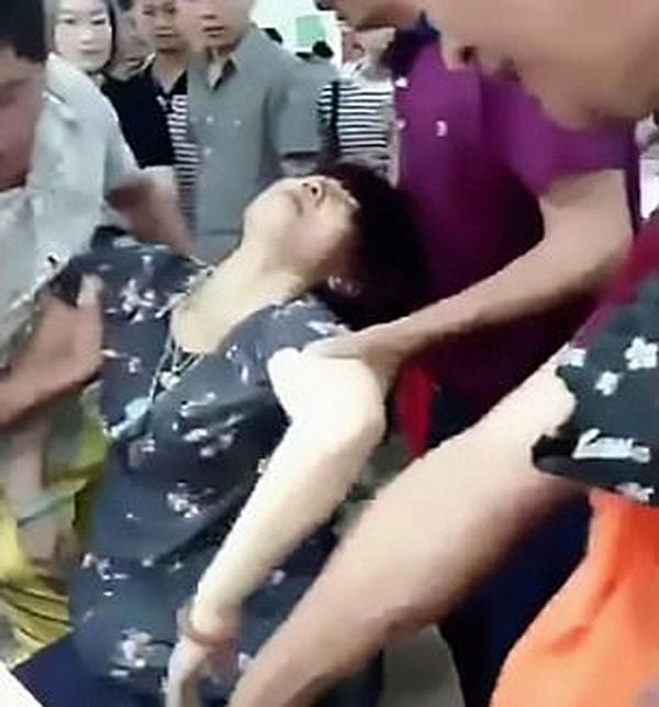 കടയിലിരുന്ന വള കൈത്തട്ടി താഴെവീണു; വില കേട്ട് യുവതിയുടെ ബോധം പോയി