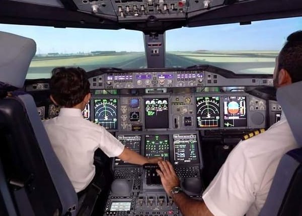 ലോകത്തിലെ ഏറ്റവും വലിയ യാത്രാ വിമാനമായ എയര്‍ബസ് എ380 പറത്തിയത്  ഈ ആറുവയസ്സുകാരന്‍; വീഡിയോ