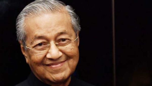 നജീബ് റസാഖിന്റെ ദേശീയ സഖ്യത്തെ തോല്‍പ്പിച്ച് മഹതിര്‍ അധികാരത്തിലേക്ക്