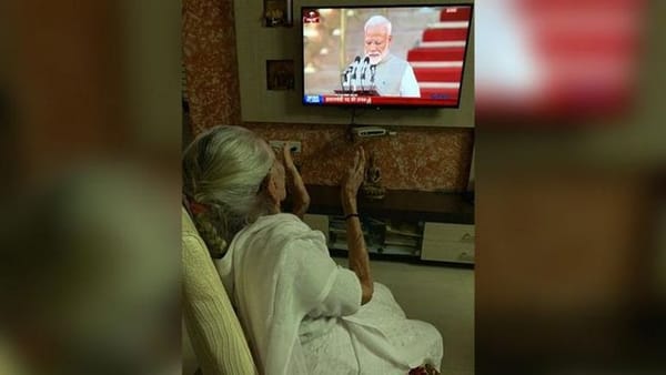 മോദി സത്യപ്രതിജ്ഞ ചെയ്യുമ്പോൾ കൈ അടിച്ച്‌ ആഘോഷമാക്കി അമ്മ ഹീരബെൻ