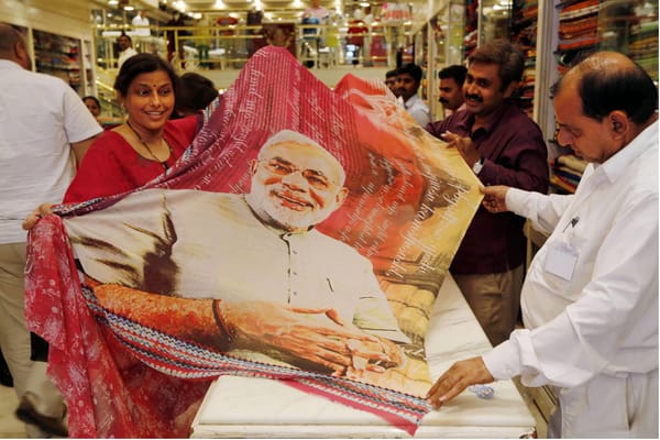 പെണ്ണഴകിനു മോടികൂട്ടാൻ ഇനി മോദിയുടെ ചിത്രം പതിച്ച സാരികൾ