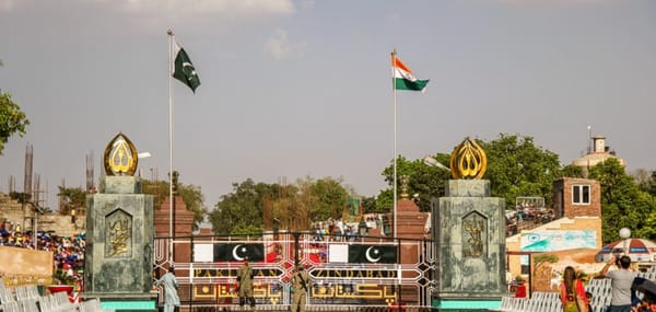 വാഗാ അതിർത്തി അടച്ചു; ഇന്ത്യയിൽ നിന്ന് തിരിച്ചുപോകുന്ന പാക് പൗരന്മാരെ കടത്തിവിടാതെ പാകിസ്താൻ