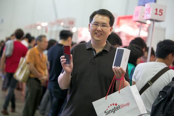 Mr Wellson Lee, Singtel’s first iPhone 7 customer at Singtel’s iPhone 7 launch