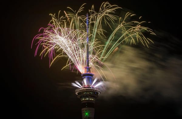 പുതുവര്‍ഷം ആദ്യമെത്തിയത് സമോവയില്‍; ന്യൂസിലാന്‍ഡില്‍ വന്‍ വരവേല്‍പ്പ്