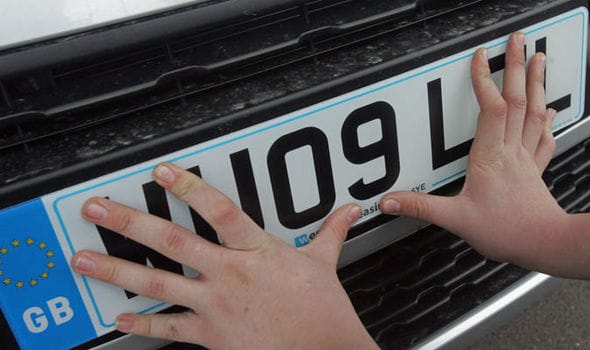 നമ്പർ പ്ലേറ്റിലെ  ചിത്രപ്പണിയ്ക്ക് ചുവപ്പ് സിഗ്നല്‍