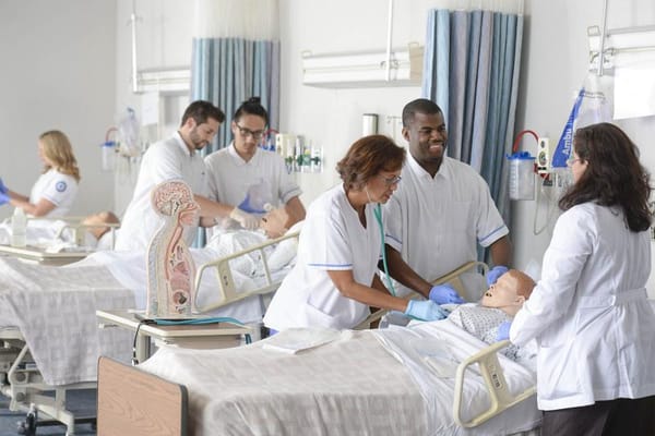 “നേഴ്സിംഗ് പ്രൊഫഷന് അധികം വില കല്‍പ്പിക്കാത്ത സിംഗപ്പൂരിലെ നേഴ്സുമാരുടെ മെന്റല്‍ &ഫിസിക്കല്‍ സ്ട്രെയിന്‍ വളരെ കൂടുതല്‍” , സിംഗപ്പൂരില്‍ നിന്നും യുകെയിലെത്തിയ മലയാളി നേഴ്സ് പ്രതീക്ഷ കുര്യന്റെ പോസ്റ്റ്‌ വൈറല്‍ ആകുമ്പോള്‍ സൈബര്‍ ലോകത്ത് അനുകൂലിച്ചും പ്രതികൂല