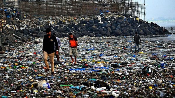 ഓഖി ചുഴലിക്കാറ്റു  മുംബൈ കടല്‍ത്തീരത്തു കൊണ്ട് തള്ളിയത് എണ്‍പതിനായിരം കിലോ പ്ലാസ്റ്റിക് മാലിന്യങ്ങള്‍