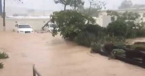 ഒമാനില്‍ മെക്കുനു കൊടുങ്കാറ്റ് എത്തി;ഇന്ത്യക്കാരടക്കം 10 മരണം; വീടിനു പുറത്തിറങ്ങുന്നത് ഒഴിവാക്കണമെന്ന് പൊലീസ് മുന്നറിയിപ്പ് നൽകി; വിമാനത്താവളം നാളെ വരെ അടച്ചിടും