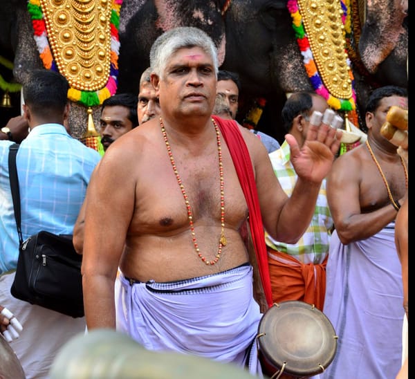 പഞ്ചവാദ്യപ്രമാണി പരയ്ക്കാട് തങ്കപ്പന്‍ മാരാര്‍ സിംഗപ്പൂര്‍ പൂരത്തില്‍...