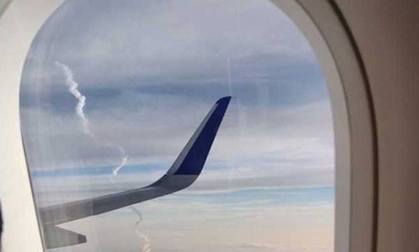 പൈലറ്റിന്റെ അറിയിപ്പ് കേട്ട് പുറത്തേക്ക് നോക്കിയ യാത്രക്കാര്‍ കണ്ടത് അധികമാര്‍ക്കും കാണാന്‍ സാധിക്കാത്ത ആ അപൂര്‍വ്വ കാഴ്ച