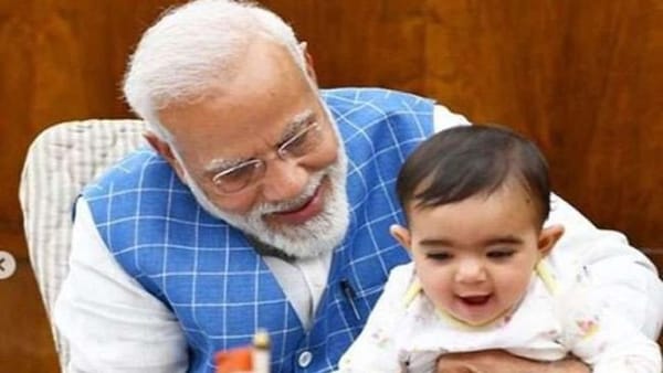 പാർലിമെന്റ് കാണാത്തിയ വിശിഷ്ടാതിഥിയുടെ ചിത്രം പങ്കുവെച്ച്  പ്രധാനമന്ത്രി; വൈറലായി ചിത്രങ്ങൾ