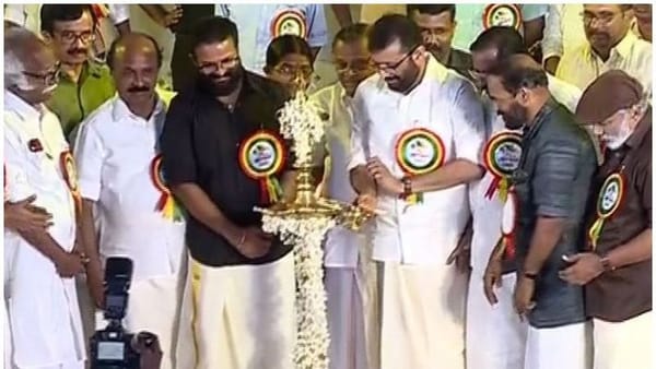 ഇനി കലാകുസുമങ്ങൾ ഇതൾ വിരിയുന്ന നാളുകൾ; 60ാമത് സംസ്ഥാന സ്‌കൂള്‍ കലോത്സവത്തിന് തിരിതെളിഞ്ഞു