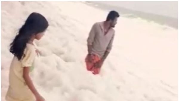 പാപനാശം കടപ്പുറത്ത് കടല്‍ പതഞ്ഞ് പൊങ്ങി