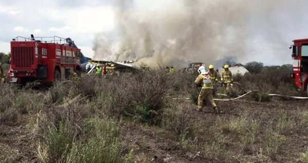 നിയന്ത്രണം നഷ്ടപ്പെട്ട് നിലത്തിറക്കിയ വിമാനം കത്തിയമര്‍ന്നു; 103 യാത്രക്കാര്‍ അത്ഭുതകരമായി രക്ഷപ്പെട്ടു