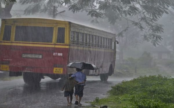 സംസ്ഥാനത്ത് കനത്ത മഴ; മലയോര മേഖലകളില്‍ ജാഗ്രത നിര്‍ദേശം; ഇടുക്കി ജില്ലകളിലെ വിദ്യാഭ്യാസ സ്ഥാപനങ്ങള്‍ക്ക് നാളെ അവധി