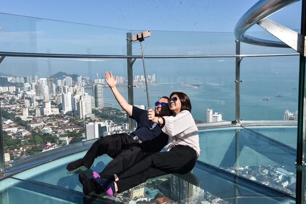 മലേഷ്യയിലെത്തുന്ന സഞ്ചാരികൾക്കായി റെയിൻബോ  സ്കൈവാക്ക്