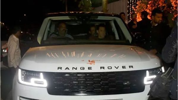 അമ്മയ്ക്ക് സമ്മാനമായി റേഞ്ച് റോവർ നൽകി ബോളിവുഡ് സൂപ്പർതാരം