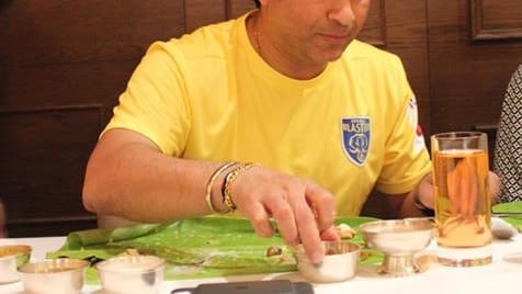 ബ്ലാസ്റ്റേഴ്‌സ് ജഴ്‌സിയില്‍ സച്ചിന്റെ ഓണസദ്യ