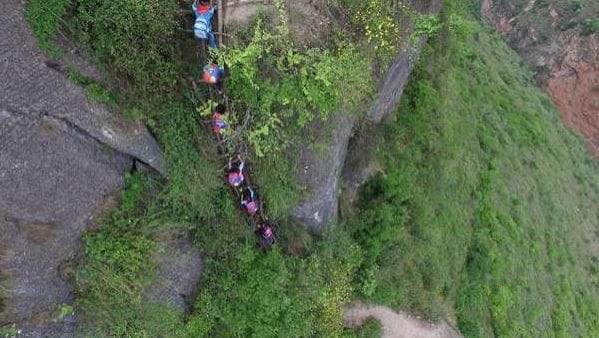 ഇങ്ങനെ സ്കൂളില്‍ പോകുന്നവരെ കണ്ടിട്ടുണ്ടോ?; ലോകത്തിലെ ഏറ്റവും അപകടകരമായ സ്‌കൂള്‍ യാത്ര ഇതാണ്