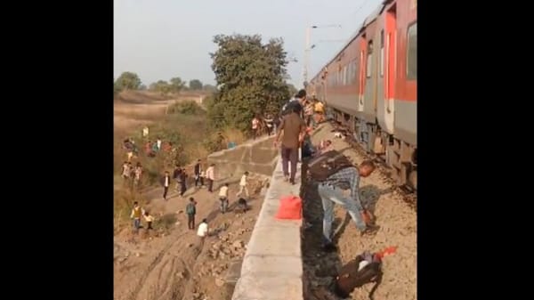 പുക കണ്ട് ഇറങ്ങിയോടി യാത്രക്കാർ;11 പേർക്ക് ദാരുണാന്ത്യം,16 പേരെ തീവണ്ടിയിടിച്ചെന്ന് സംശയം