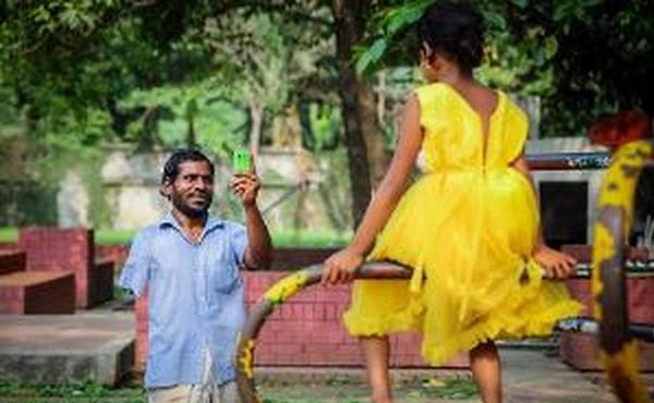 ഈ അച്ഛന്‍ രാജാവാണ് ,ഈ മകള്‍ രാജകുമാരിയും;  രണ്ടു വര്‍ഷത്തെ അധ്വാനം കൊണ്ട് മകള്‍ക്കൊരു പുത്തനുടുപ്പും വാങ്ങി അയല്‍വാസിയുടെ മൊബൈലുമായി മകളുടെ ചിത്രം പകര്‍ത്താന്‍ എത്തിയ ഈ അച്ഛനാണ് താരം