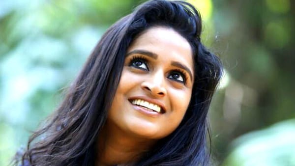 മിന്നാമിനുങ്ങുപോലെ മിന്നിത്തെളിഞ്ഞ് സുരഭി ; ദേശീയഅവാര്‍ഡ്‌ തിളക്കത്തില്‍ സുരഭി ലക്ഷ്മി