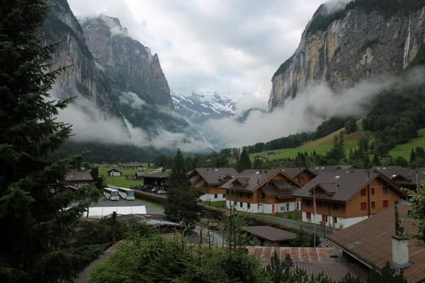 വെറുതെയൊന്നു ഈ സ്വിസ് ഗ്രാമത്തില്‍ വന്നു താമസിക്കാമോ; ഒരു വീടും ഒപ്പം 38,89,950 രൂപയും തികച്ചും സൗജന്യം