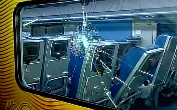 ഇങ്ങനെയൊക്കെ ചെയ്യാമോ?; ഇന്ത്യയുടെ അഭിമാനമായ തേജസ് എക്‌സ്പ്രസിന്റെ ആദ്യയാത്ര യാത്രക്കാര്‍ അവസാനയാത്രയാക്കി