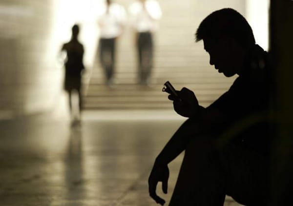 നഗ്‌നചിത്രങ്ങള്‍ അയച്ച്  വിദ്യാർത്ഥികളെ ലൈംഗീക ബന്ധനത്തിന് പ്രേരിപ്പിച്ചു; അധ്യാപിക അറസ്റ്റിൽ