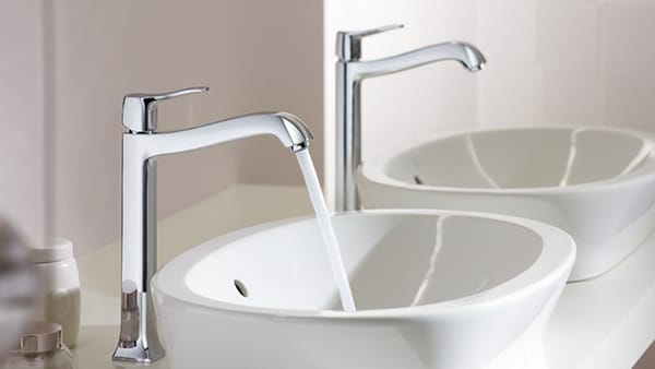 ഹോട്ടലുകളില്‍ കൈ കഴുകാന്‍ ഇനി വെള്ളത്തിന് പകരം ടിഷ്യൂ പേപ്പര്‍; ഭക്ഷണം നല്‍കുന്നത് ഡിസ്‌പോസിബിള്‍ പാത്രങ്ങളില്‍